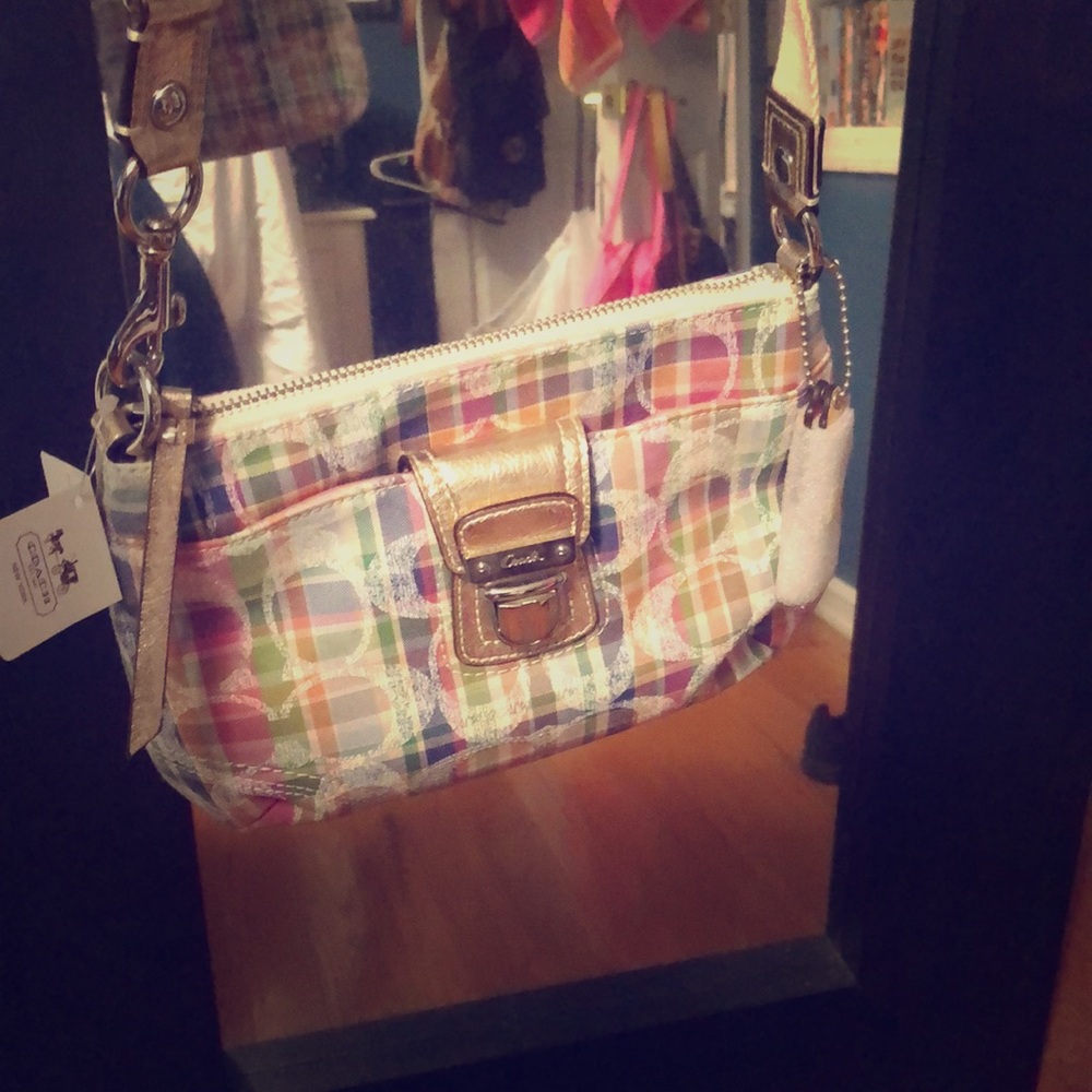 Small coach bag, never used still has the tag on!